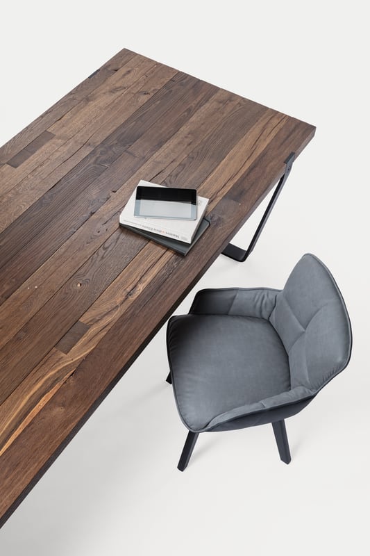 janua_bb11_clamp_tisch_indoor_altholz_holz_eiche_gerauechrt_stahl_tiefschwarz_e_04