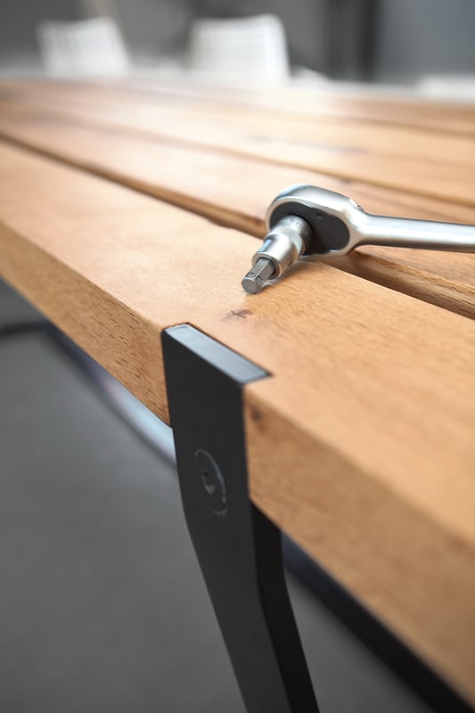janua_bb11_clamp_tisch_indoor_altholz_holz_eiche_natur_stahl_tiefschwarz_e_05