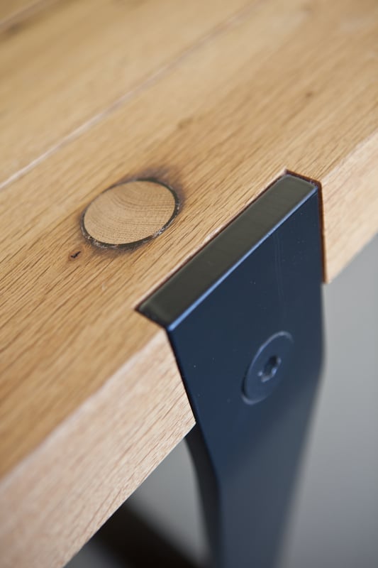 janua_bb11_clamp_tisch_indoor_altholz_holz_eiche_natur_stahl_tiefschwarz_e_08