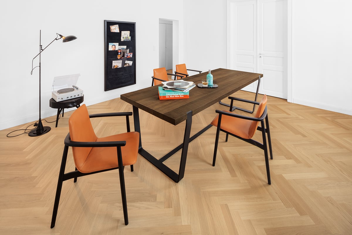 janua_bb11_clamp_tisch_indoor_geraeuchert_holz_eiche_natur_stahl_tiefschwarz_e_01