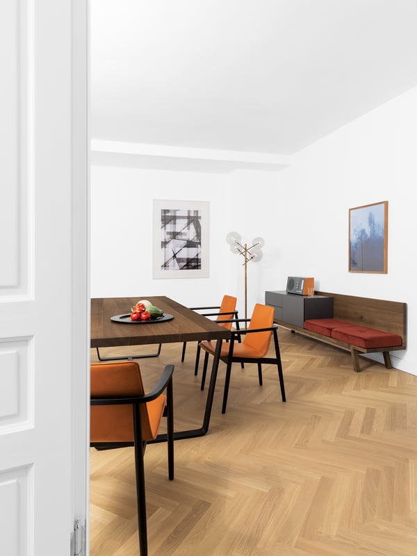 janua_bb11_clamp_tisch_indoor_geraeuchert_holz_eiche_natur_stahl_tiefschwarz_e_02