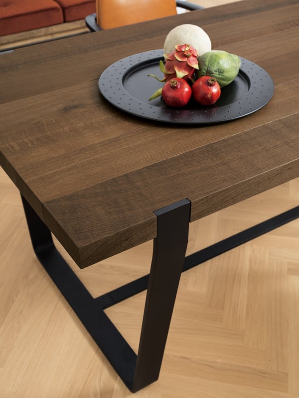 janua_bb11_clamp_tisch_indoor_geraeuchert_holz_eiche_natur_stahl_tiefschwarz_e_05