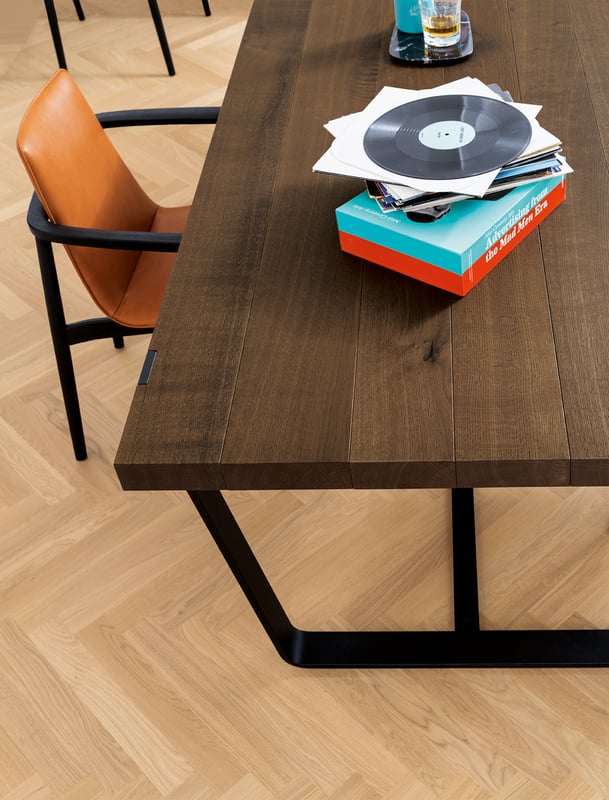janua_bb11_clamp_tisch_indoor_geraeuchert_holz_eiche_natur_stahl_tiefschwarz_e_07