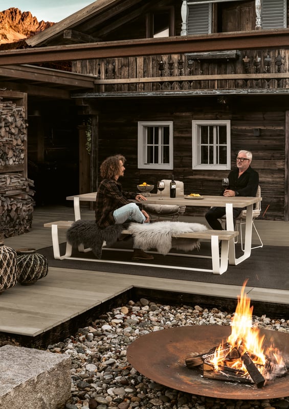 janua_bb11_clamp_tisch_outdoor_holz_kastanie_ton_sand_stahl_verzinkt_grauweiss_e_01