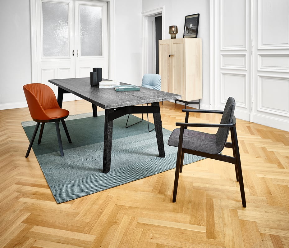 janua_bb31_connect_tisch_indoor_gekoehlt_holz_eiche_ton_grau_stahl_tiefschwarz_e_01