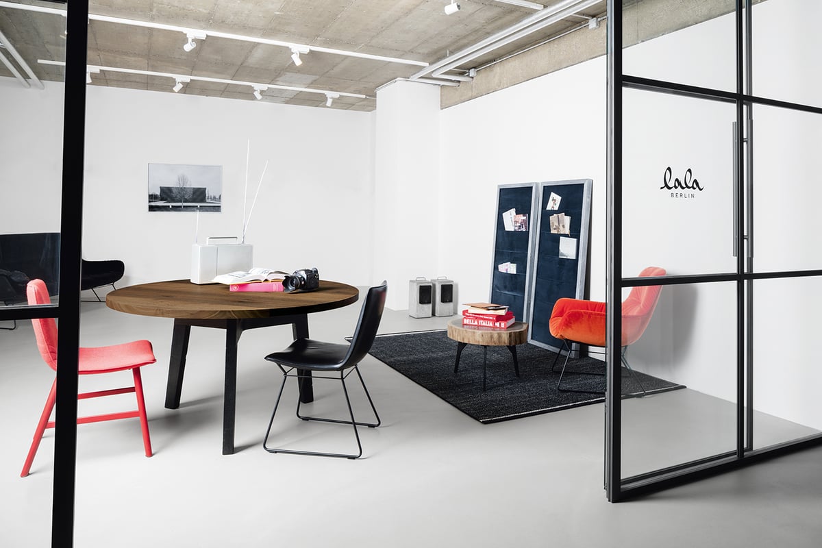 janua_bb31_connect_tisch_indoor_geraeuchert_holz_eiche_stahl_tiefschwarz_e_01-1