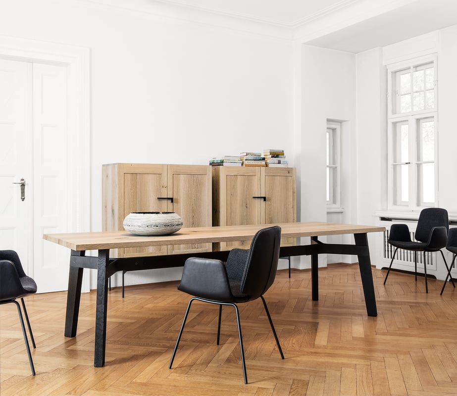 janua_bc04_vitrine_korpusmoebel_indoor_basic_holz_eiche_weiss_stahl_tiefschwarz_e_01