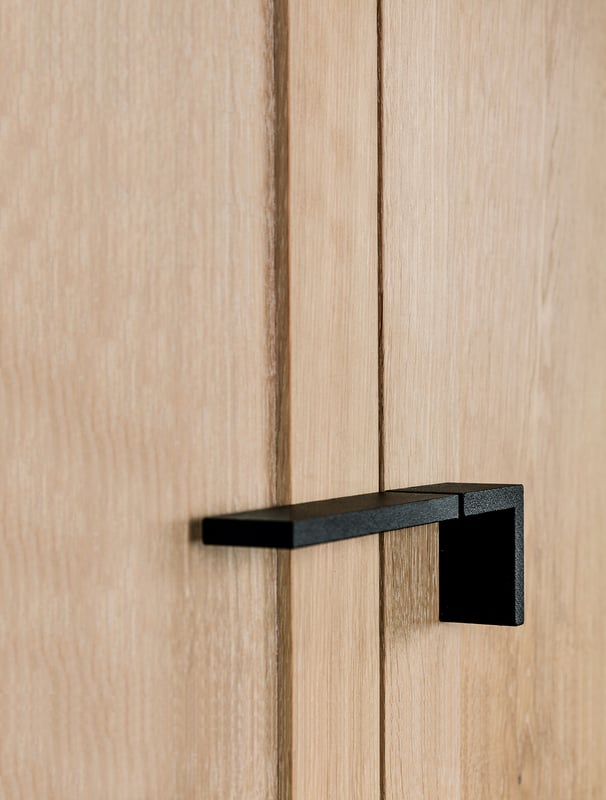 janua_bc04_vitrine_korpusmoebel_indoor_basic_holz_eiche_weiss_stahl_tiefschwarz_e_04