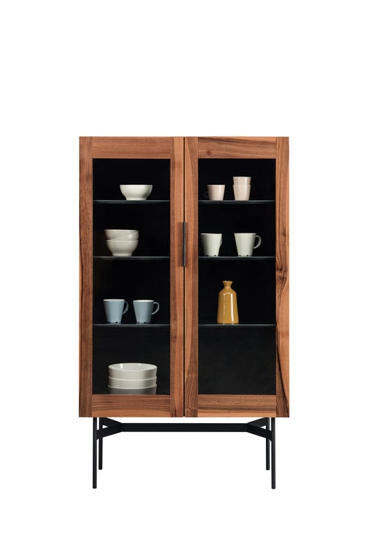 janua_bc04_vitrine_korpusmoebel_indoor_basic_holz_europaeischer_nussbaum_stahl_tiefschwarz_f_01