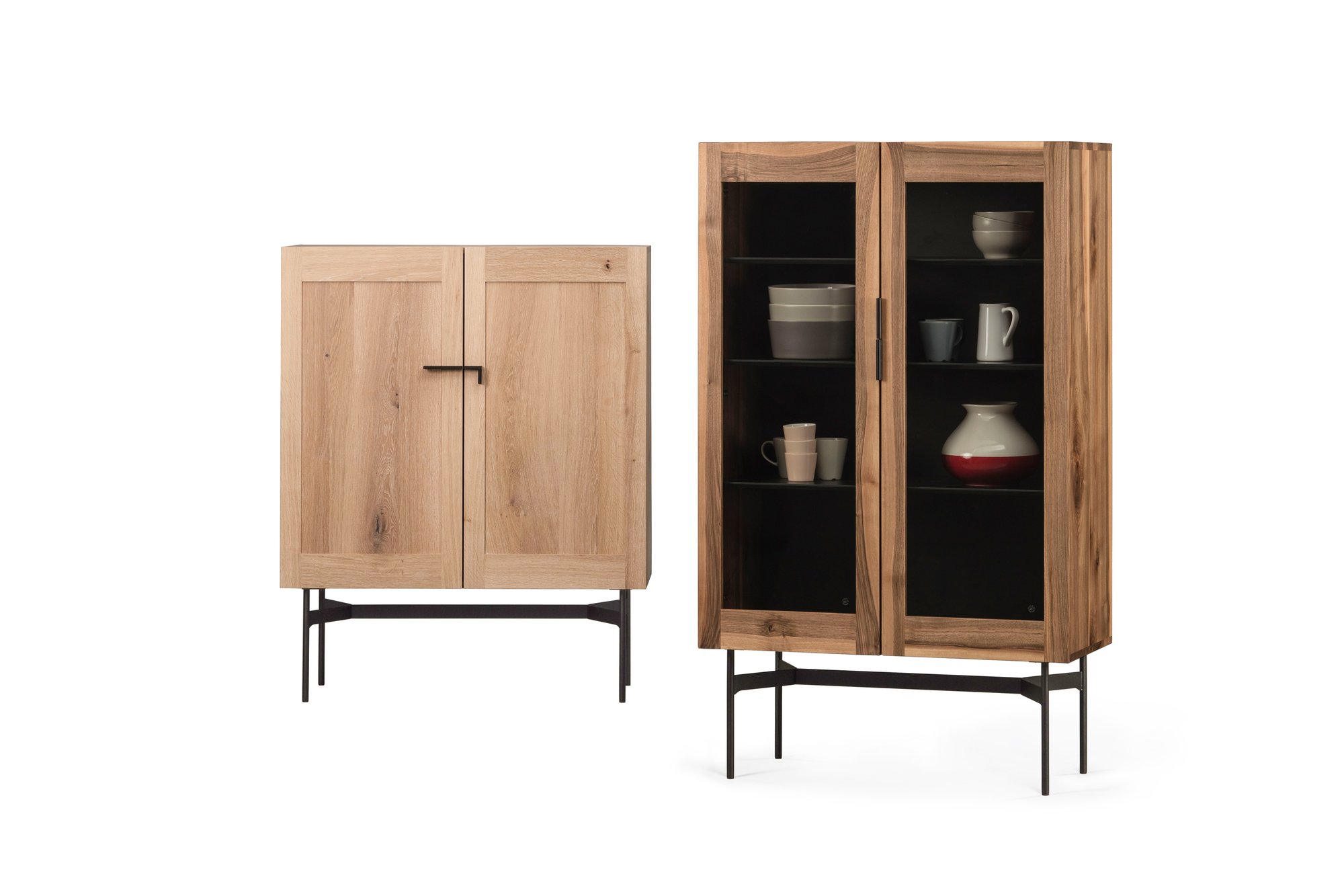 janua_bc04_vitrine_korpusmoebel_indoor_basic_holz_europaeischer_nussbaum_stahl_tiefschwarz_f_03