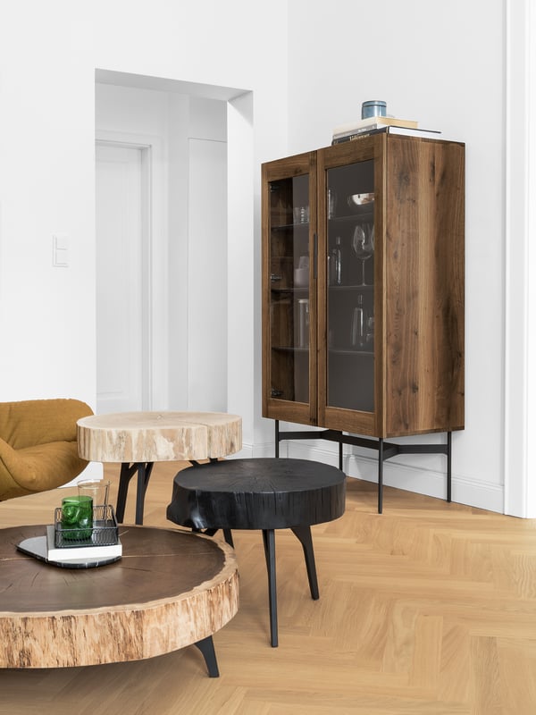 janua_bc04_vitrine_korpusmoebel_indoor_geraeuchert_holz_europaeischer_nussbaum_stahl_tiefschwarz_e_02