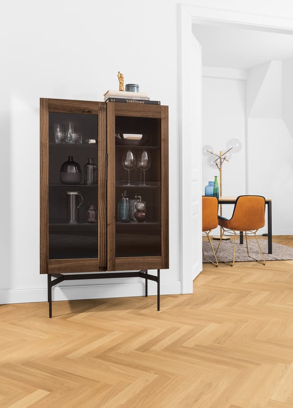 janua_bc04_vitrine_korpusmoebel_indoor_geraeuchert_holz_europaeischer_nussbaum_stahl_tiefschwarz_e_03