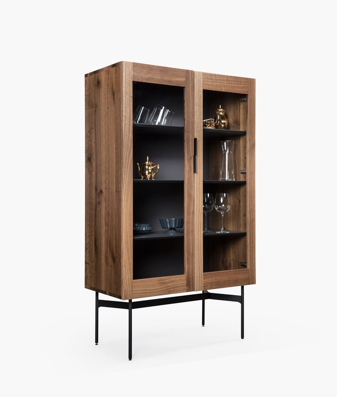 janua_bc04_vitrine_korpusmoebel_indoor_geraeuchert_holz_europaeischer_nussbaum_stahl_tiefschwarz_f_01