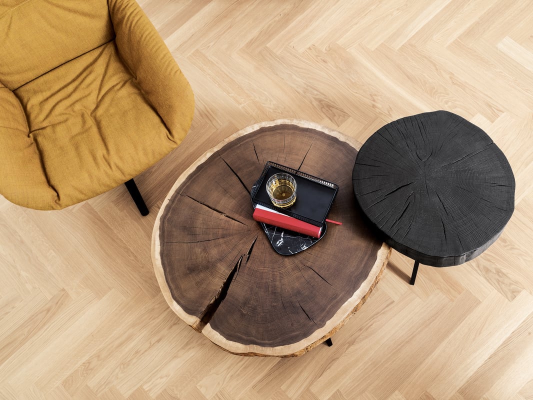 janua_bc05_stomp_couchtisch_indoor_geraeuchert_holz_eiche_natur_stahl_tiefschwarz_e_01