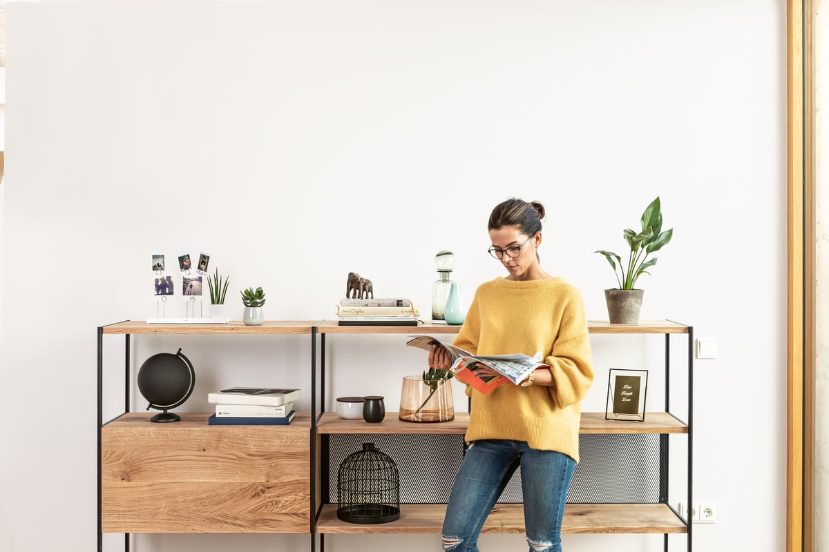 janua_bc06_room68_regalsystem_highboard_indoor_holz_basic_eiche_natur_aluminium_eloxiert_schwarz_e_01