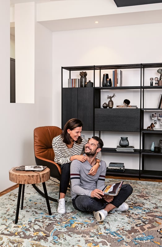 janua_bc06_room68_regalsystem_regal_holz_basic_eiche_gebeizt_lackiert_schwarz_alu_eloxiert_schwarz_e_01