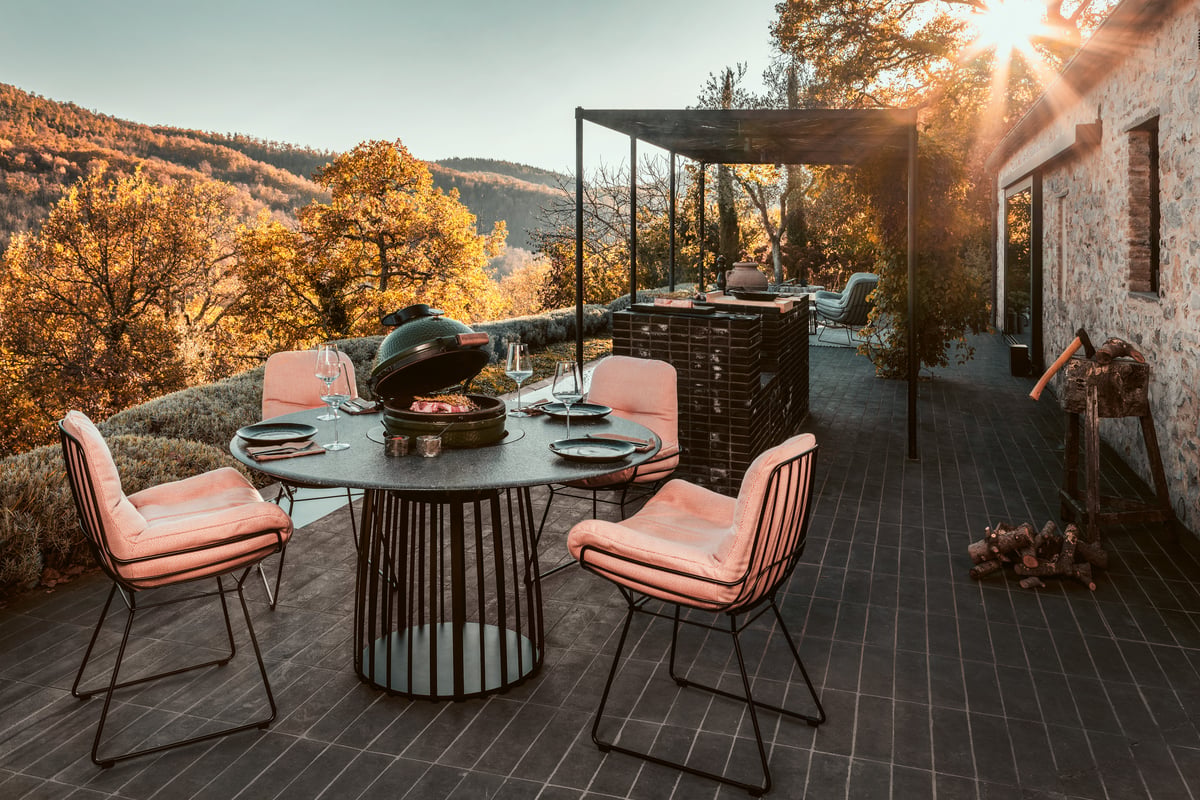 janua_bc07_basket_big_green_egg_tisch_rund_outdoor_stein_porfido_verde_edelstahl_tiefschwarz_e_01