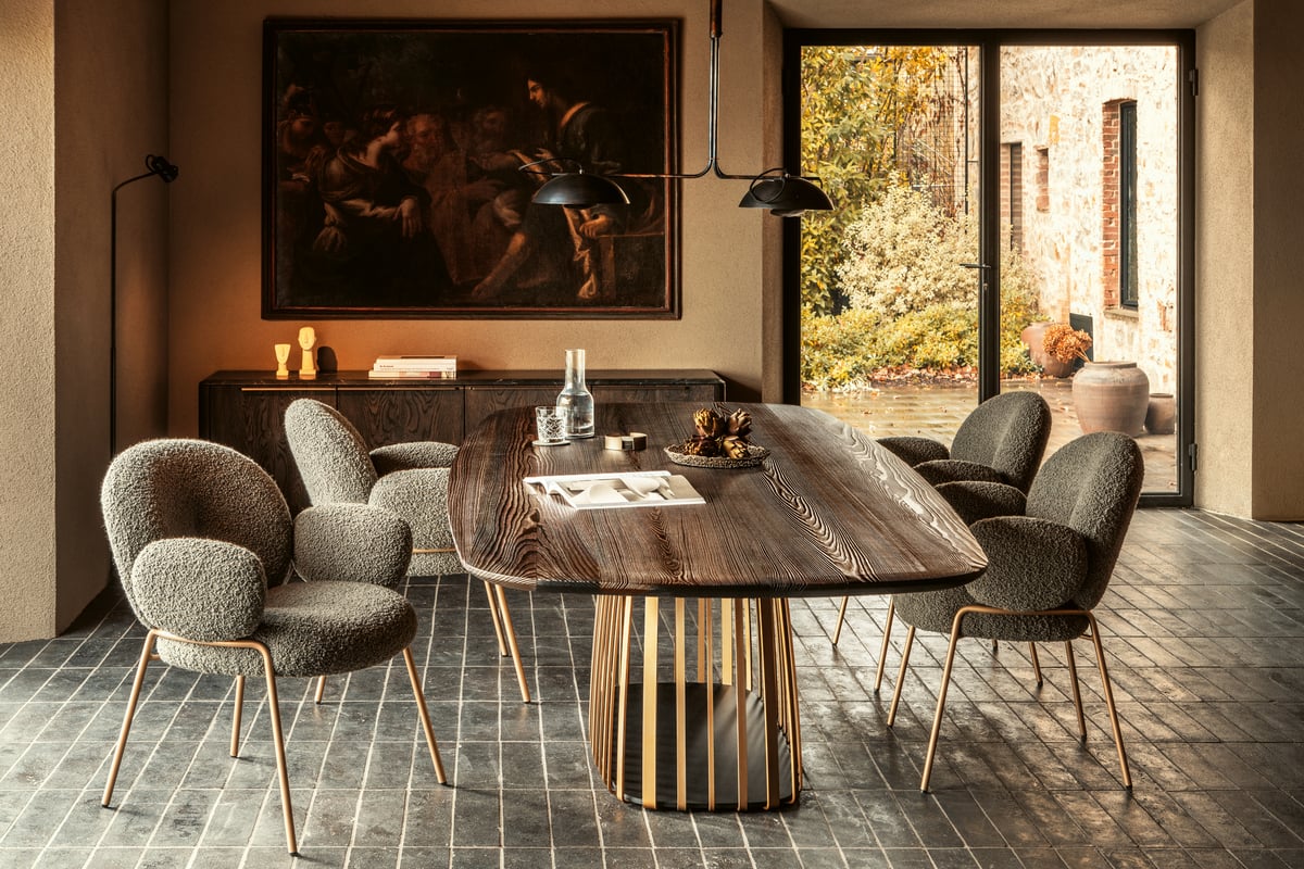janua_bc07_basket_tisch_bootsform_indoor_gekoehlt_holz_laerche_ton_braun_stahl_messing_lasur_e_01