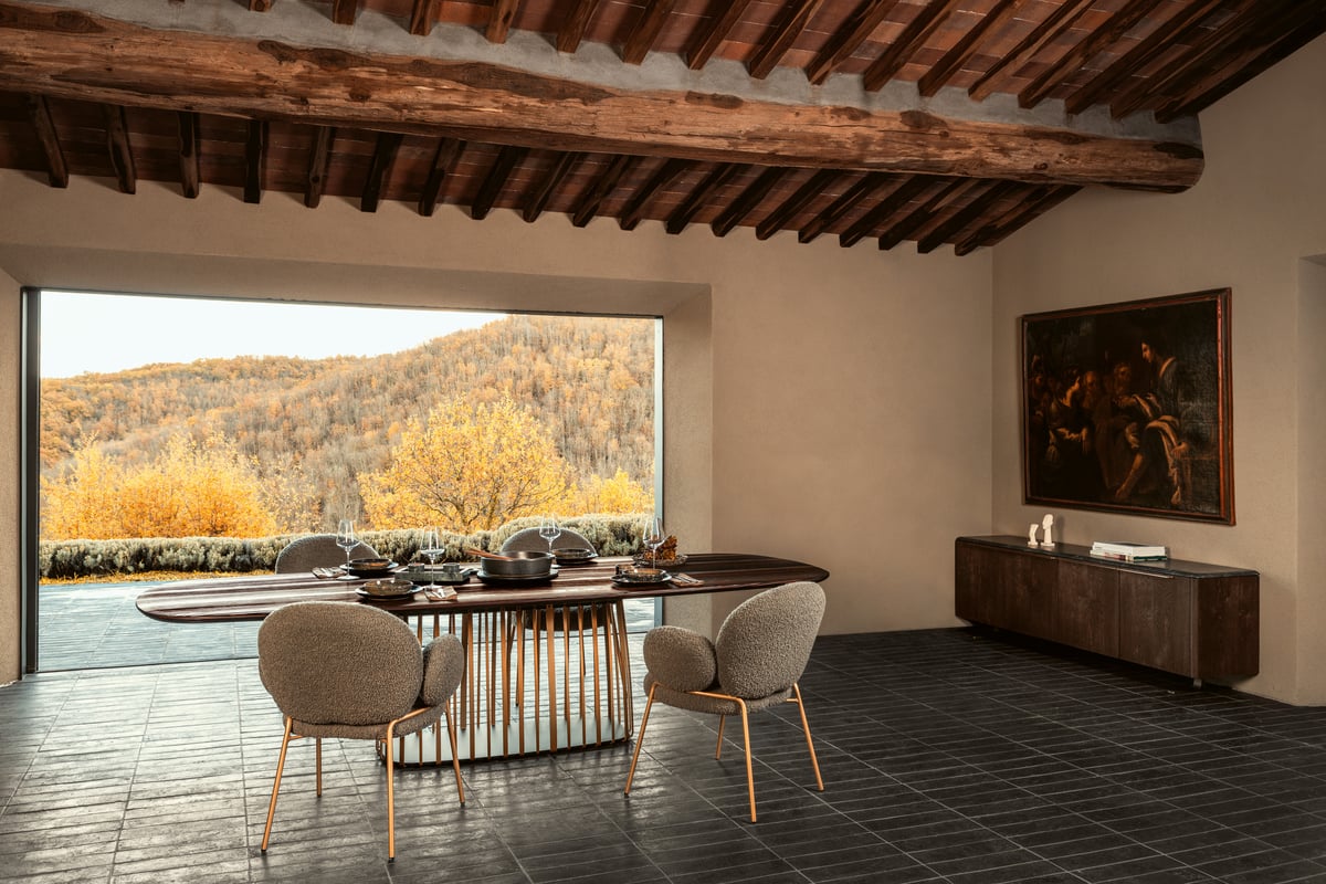 janua_bc07_basket_tisch_bootsform_indoor_gekoehlt_holz_laerche_ton_braun_stahl_messing_lasur_e_05