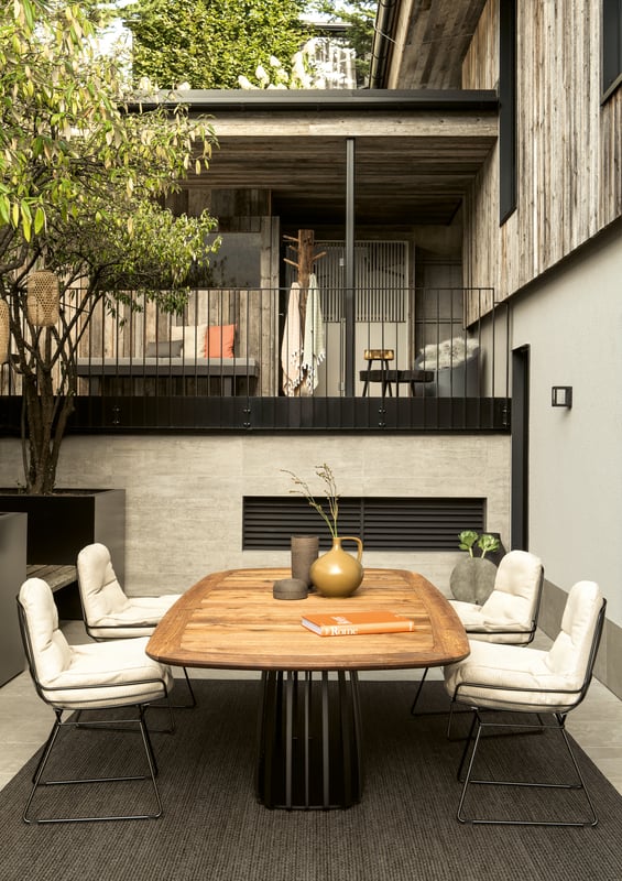 janua_bc07_basket_tisch_bootsform_outdoor_holz_kastanie_ton_marone_edelstahl_schwarz_e_03