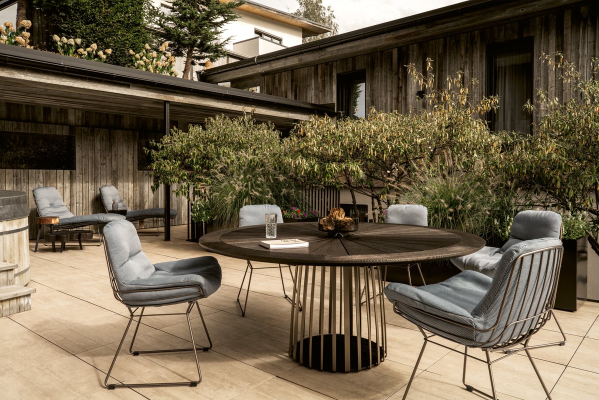 janua_bc07_basket_tisch_rund_outdoor_holz_kastanie_ton_ash_edelstahl_bronze_lasur_e_02