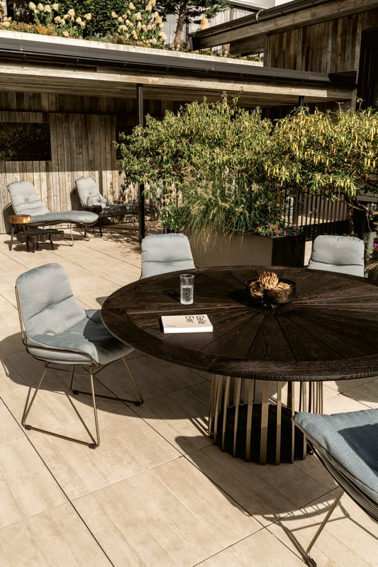 janua_bc07_basket_tisch_rund_outdoor_holz_kastanie_ton_ash_edelstahl_bronze_lasur_e_03