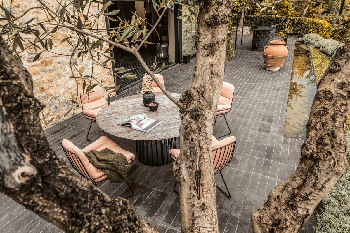 janua_bc07_basket_tisch_rund_outdoor_stein_travertin_titanium_edelstahl_tiefschwarz_e_03