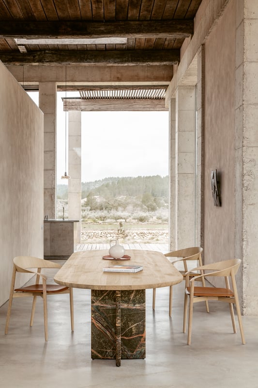 janua_bc17_t-rox_tisch_oval_indoor_basic_holz_eiche_weiß_stein_rainforest_green_e_04