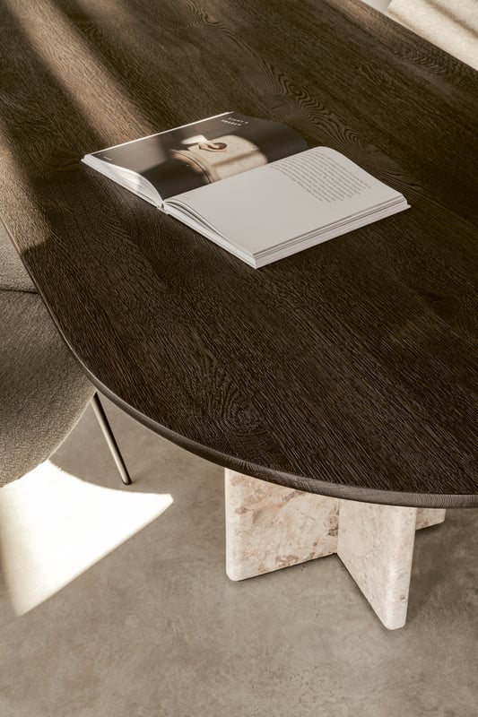 janua_bc17_t-rox_tisch_oval_indoor_raucheiche_holz_eiche_geraeuchert_anthrazit_stein_ceppo_beige_e_03