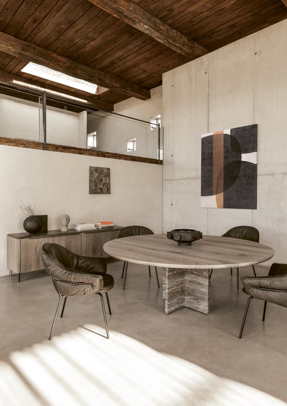 janua_bc17_t-rox_tisch_rund_indoor_raucheiche_holz_eiche_geraeuchert_weiss_roheffekt_stein_travertin_titanium_e_01