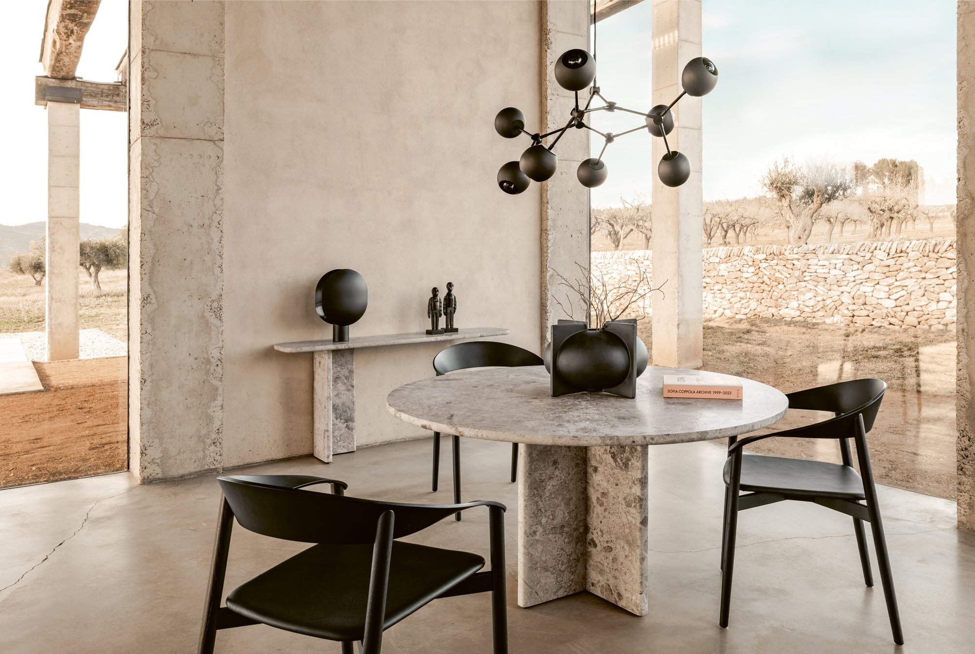 janua_bc17_t-rox_tisch_rund_indoor_stein_ceppo_beige_e_01