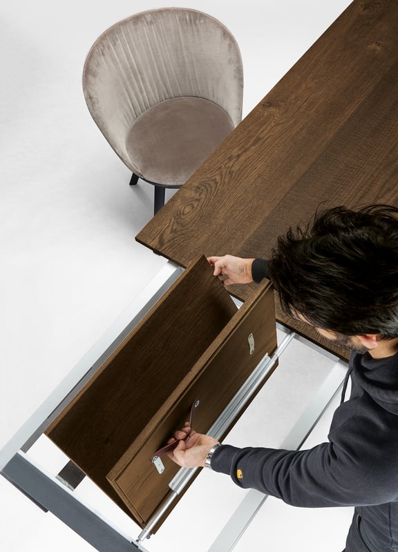janua_s600_cpsdesign_ausziehtisch_indoor_geraeuchert_holz_eiche_natur_stahl_tiefschwarz_e_01