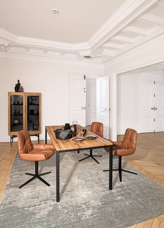 janua_s600_cpsdesign_tisch_indoor_altholz_holz_eiche_natur_stahl_tiefschwarz_e_01