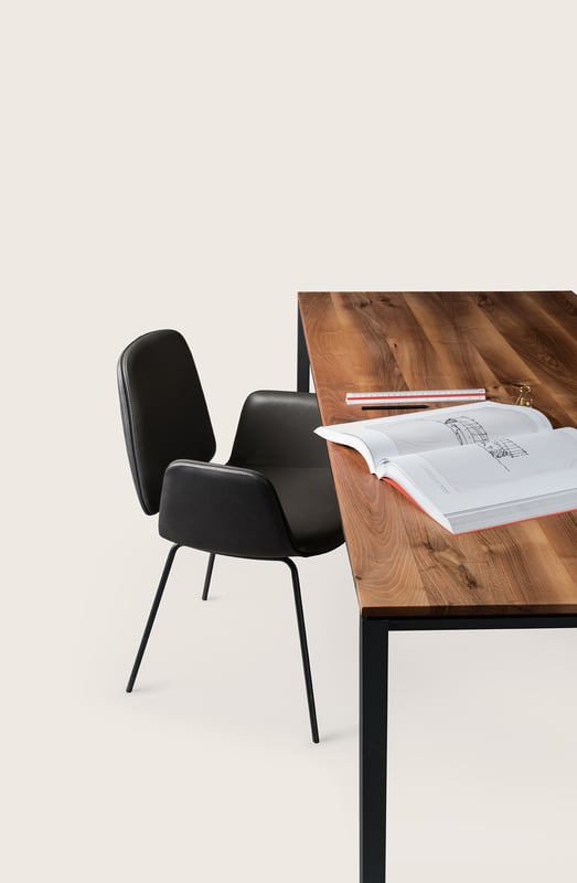 janua_s600_cpsdesign_tisch_indoor_basic_holz_amerikanischer_nussbaum_stahl_tiefschwarz_e_02