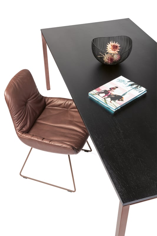 janua_s600_cpsdesign_tisch_indoor_basic_holz_eiche_gebeizt_schwarz_stahl_kupfer_lasur_e_01