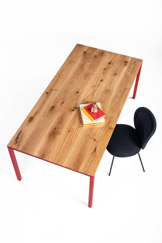 janua_s600_cpsdesign_tisch_indoor_basic_holz_eiche_natur_stahl_signalrot_e_01