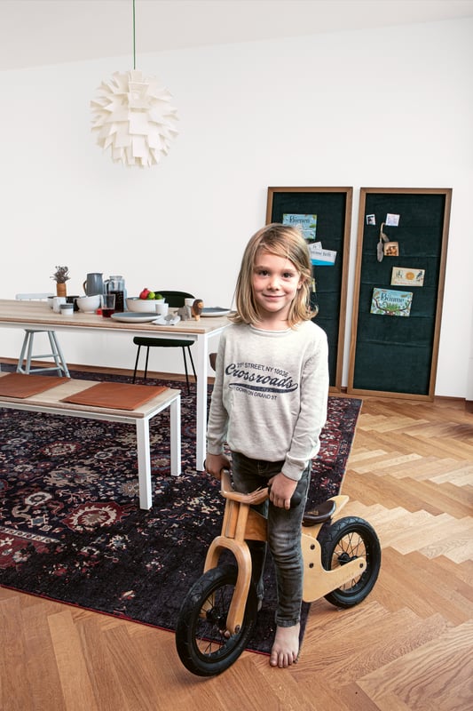 janua_s600_cpsdesign_tisch_indoor_basic_holz_eiche_weiss_stahl_verkehrsweiss_e_02-1