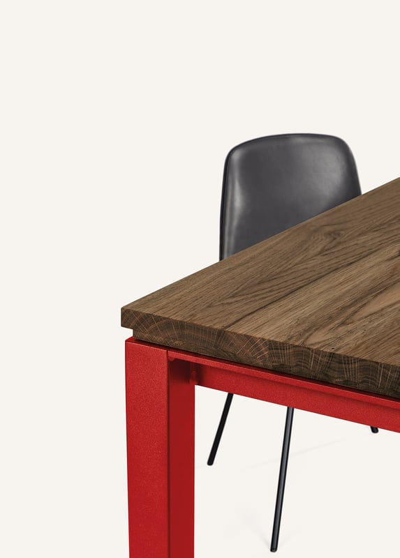 janua_s600_cpsdesign_tisch_indoor_geraeuchert_holz_eiche_natur_stahl_signalrot_e_01