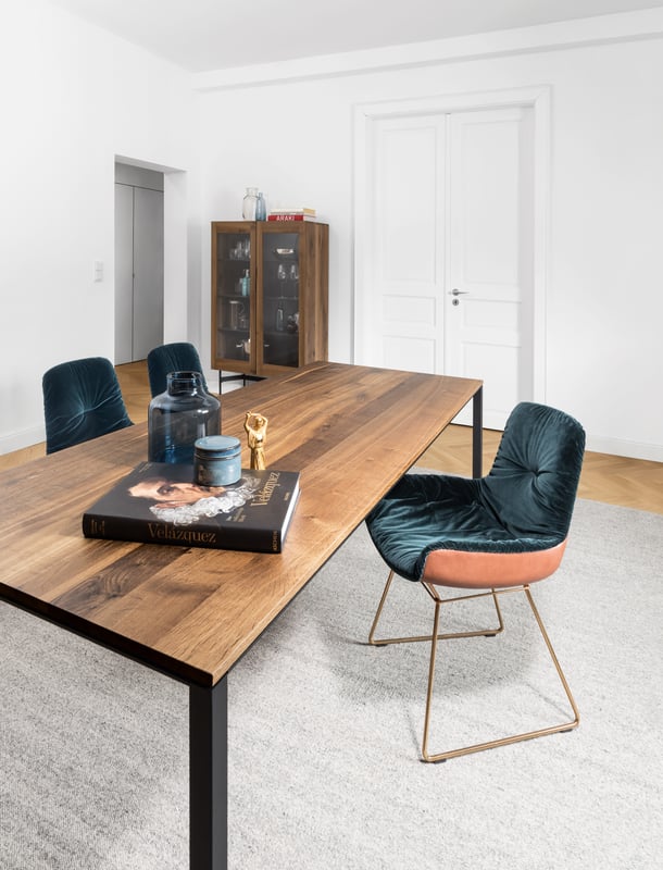 janua_s600_cpsdesign_tisch_indoor_geraeuchert_holz_eiche_natur_stahl_tiefschwarz_e_02