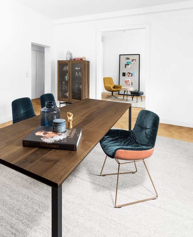 janua_s600_cpsdesign_tisch_indoor_geraeuchert_holz_eiche_natur_stahl_tiefschwarz_e_03