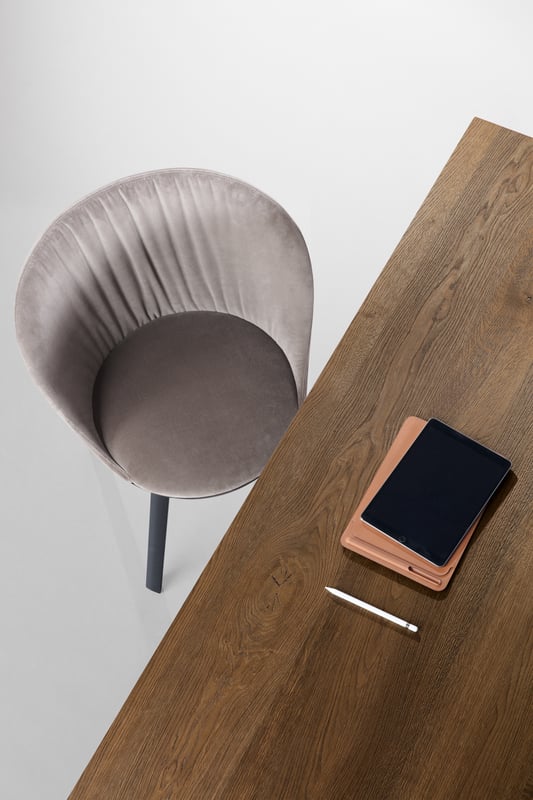janua_s600_cpsdesign_tisch_indoor_geraeuchert_holz_eiche_natur_stahl_tiefschwarz_e_05