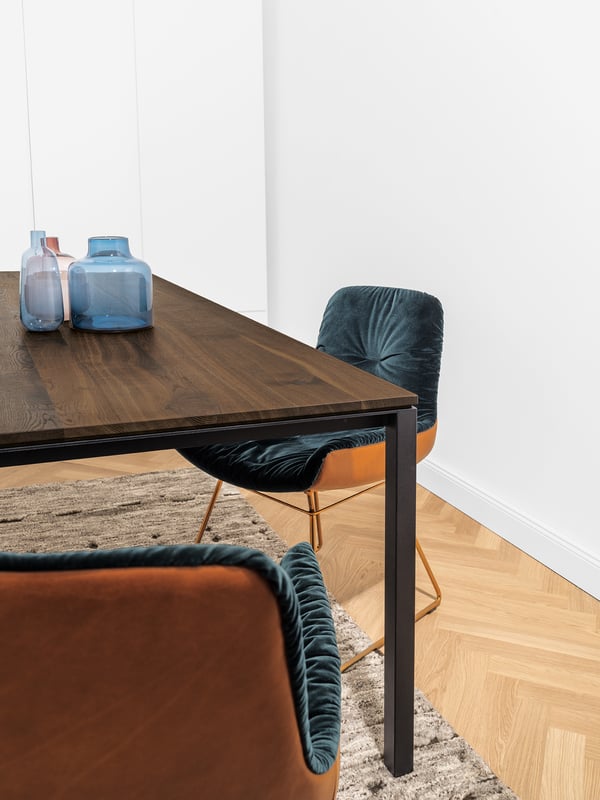 janua_s600_cpsdesign_tisch_indoor_geraeuchert_holz_eiche_natur_stahl_tiefschwarz_e_10