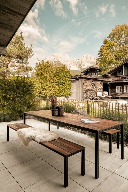 janua_s600_cpsdesign_tisch_outdoor_holz_kastanie_ton_marone_edelstahl_tiefschwarz_e_03