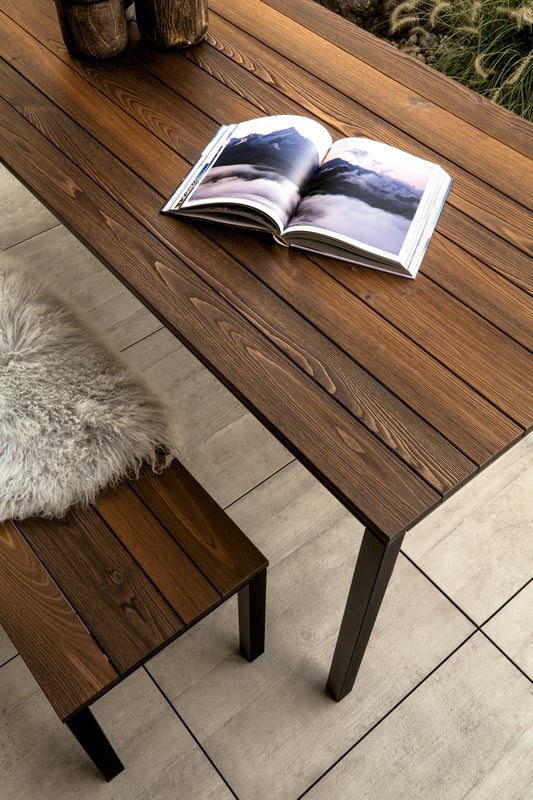 janua_s600_cpsdesign_tisch_outdoor_holz_kastanie_ton_marone_edelstahl_tiefschwarz_e_05