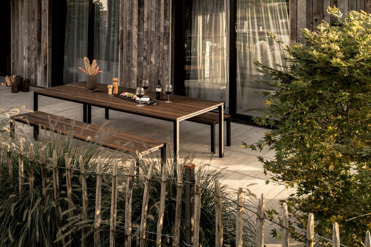 janua_s600_cpsdesign_tisch_outdoor_holz_kastanie_ton_marone_edelstahl_tiefschwarz_e_06