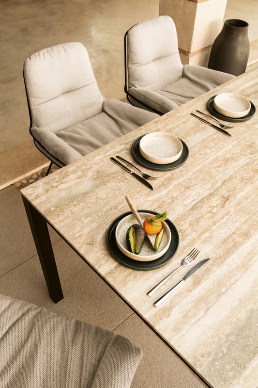 janua_s600_cpsdesign_tisch_rund_outdoor_stein_travertin_striato_edelstahl_tiefschwarz_e_02