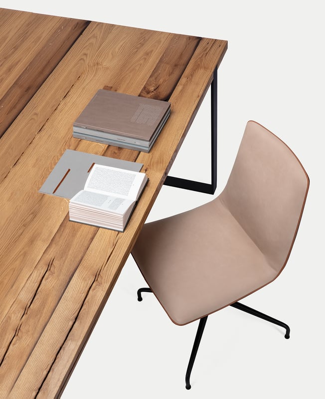 janua_s700_cpsdesign_tisch_indoor_altholz_holz_eiche_natur_stahl_tiefschwarz_e_01