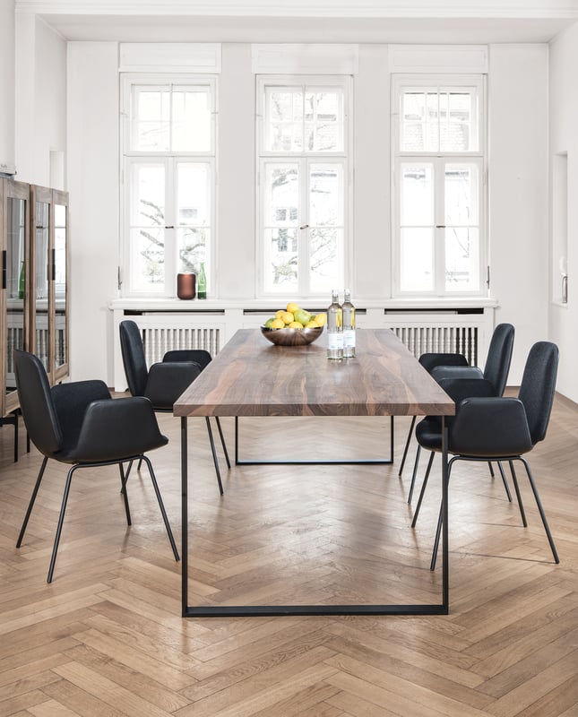 janua_s700_cpsdesign_tisch_indoor_basic_holz_amerikanischer_nussbaum_stahl_tiefschwarz_e_01