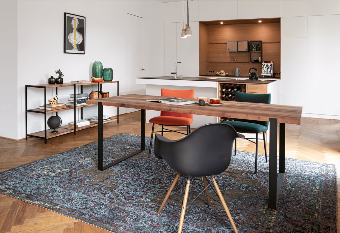 janua_s700_cpsdesign_tisch_indoor_basic_holz_amerikanischer_nussbaum_stahl_tiefschwarz_e_03