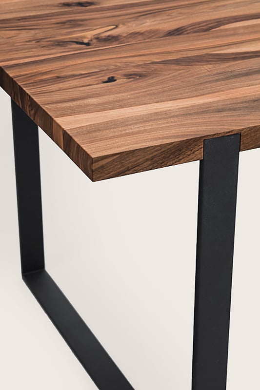 janua_s700_cpsdesign_tisch_indoor_basic_holz_amerikanischer_nussbaum_stahl_tiefschwarz_e_06